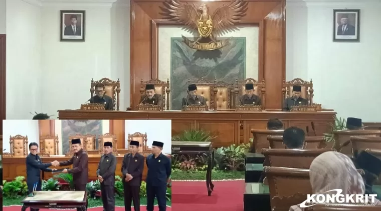 DPRD Tulungagung gelar rapat paripurna di ruang Graha Wicaksana. (Insert: Penandatanganan Berita Acara dan Penyerahan LKPJ Tahun 2023 oleh Pj. Bupati Tulungagung kepada Ketua DPRD Tulungagung  yang disaksikan Para Wakil Ketua dan Peserta Rapat Paripurna)