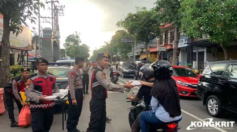Personel Polres Tulungagung saat membagikan takjil gratis kepada pengendara