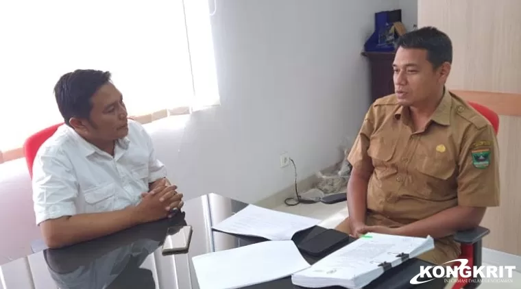 Wartawan Kongkrit.com saat wawancara dengan Kabid Pertambangan Dinas ESDM Sumbar, Edral Pratama, S.T, M.Si (Foto: Istimewa)