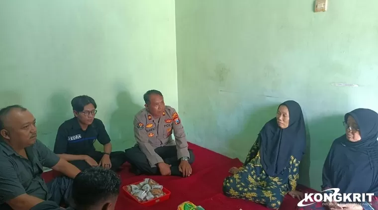 Kasi Humas Polres Tulungagung bersama anggota dan sejumlah wartawan takziah di rumah duka