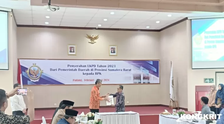 Pj Wako Pariaman, Roberia Serahkan LKPD 2023 ke BPK Sumbar