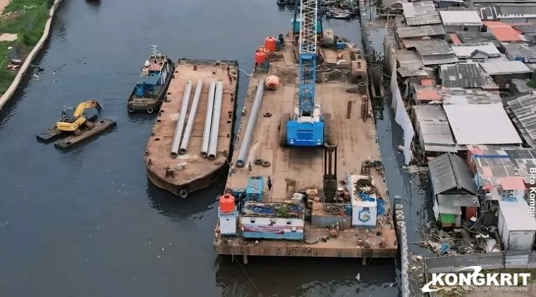 Pembuatan tangul muara sungai di Pesisir Pantai Jakarta yang direncanakan rampung akhir Desember 2024 ini