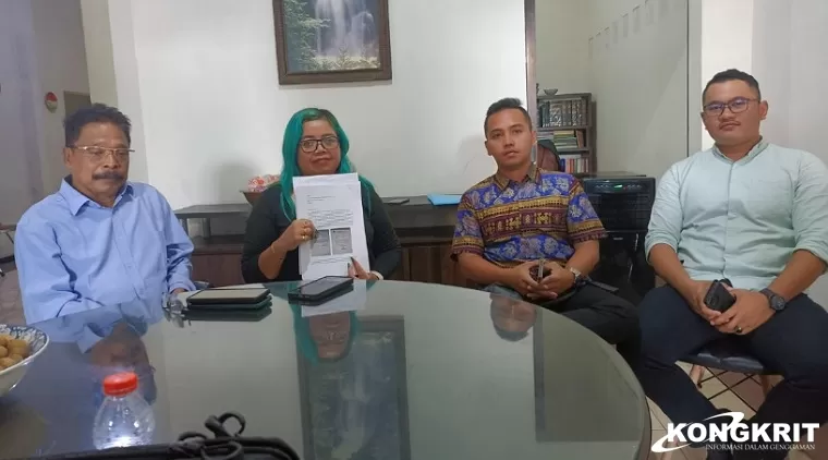 Herlina didampingi tim penasehat hukumnya saat diwawancarai sejumlah awak media