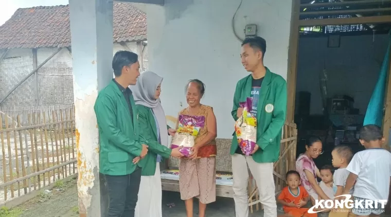 Denma UIN Satu Tulungagung saat memberikan bantuan sosial ke salah satu warga sekitar