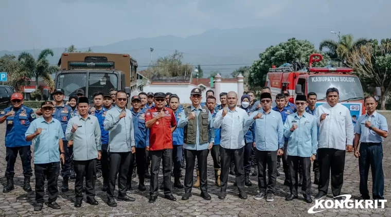 Pemerintah Kabupaten Solok Lepas Tim Damkar untuk Membantu Membersihkan Sisa akibat Banjir dan Longsor di Pesisir Selatan