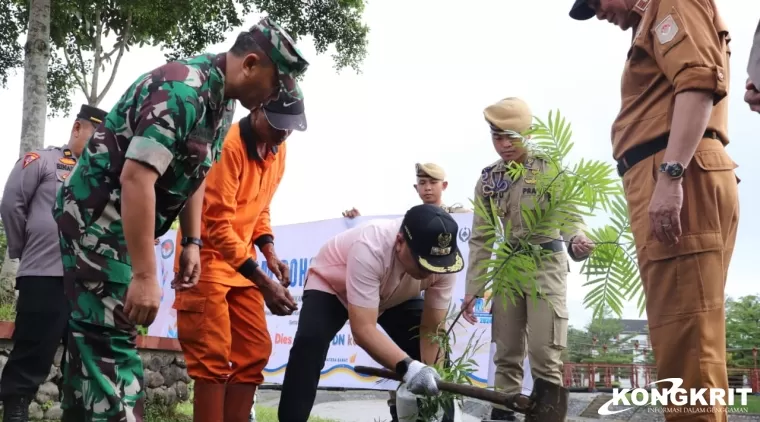 Pemerintah Kota Payakumbuh menggelar Gotong Royong dan Penanaman Pohon