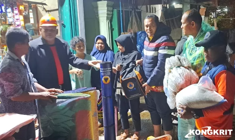 Pohon Tumbang Timpa Rumah Warga, Sekdako Pariaman Serahkan Bantuan kepada Korban