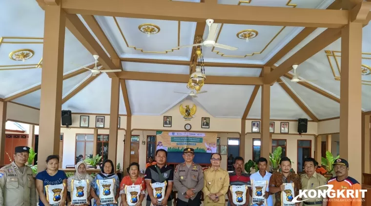 Kapolsek Boyolangu (tengah) usai menyalurkan bantuan paket beras kepada warga di desa Waung