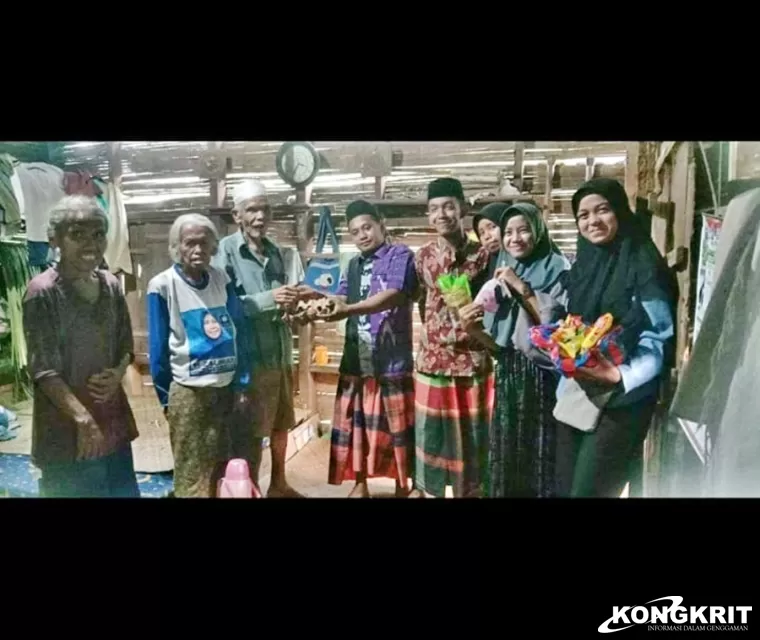 Remaja Masjid Bukit Gombak Sijunjung Bagikan Sembako kepada Empat Keluarga Miskin