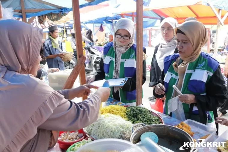 Tim BPOM Padang Lakukan Pengecekan Makanan dan Minuman Takjil di Sejumlah Pasar di Kota Pariaman