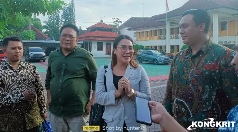 Caroline didampingi tim kuasa hukumnya saat diwawancarai awak media di halaman PN Tulungagung