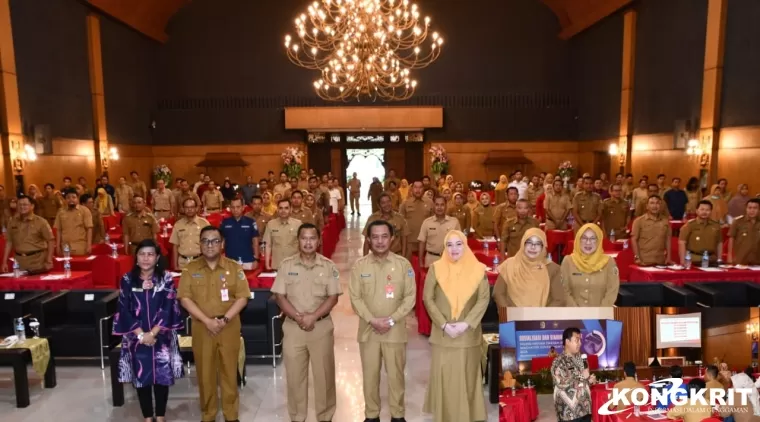 Sekdakab Tulungagung didampingi Kepala BRIDA Tulungagung saat foto bersama dengan narasumber Sosialisasi dan Bimtek IID / IGA  Insert: Salah satu Nara sumber saat memberikan materi kepada peserta Bimtek