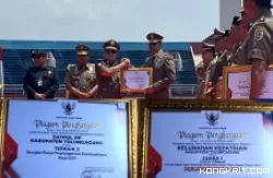 Keterangan foto kolase : Atas : PJ Gubernur Jatim menyerahkan penghargaan kepada Kasat Pol PP Tulungagung. Bawah : Dua piagam penghargaan yang diraih Satpol PP Tulungagung
