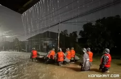 Dedikasi Tinggi, Tim SAR Brimob Polda Sumbar Terjun Langsung Bantu Korban Banjir Padang. (Foto : Dok. Istimewa)