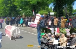 Wakil Ketua Komisi A DPRD Tulungagung Renno Mardi Putra saat menerima aspirasi massa Formas PeDe di jalan depan gedung DPRD setempat