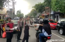 Personel Polres Tulungagung saat membagikan takjil gratis kepada pengendara