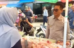 Pj Bupati Tulungagung saat berdialog dengan salah satu pedagang di pasar Ngemplak