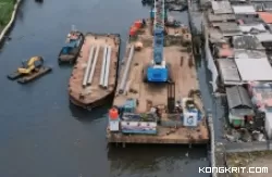 Pembuatan tangul muara sungai di Pesisir Pantai Jakarta yang direncanakan rampung akhir Desember 2024 ini