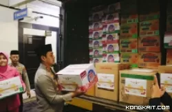 Kapolres Tulungagung saat membawa paket bantuan sosial yang akan diberangkatkan ke Jawa Tengah