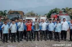 Pemerintah Kabupaten Solok Lepas Tim Damkar untuk Membantu Membersihkan Sisa akibat Banjir dan Longsor di Pesisir Selatan