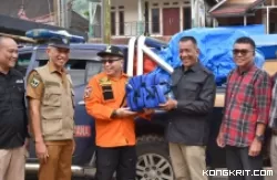 Pj Wali Kota Payakumbuh, Jasman menyerahkan bantuan untuk korban banjir di Kabupaten Pesisir Selatan yang diterima langsung oleh Bupati Pesisir Selatan, Rusma Yul Anwar