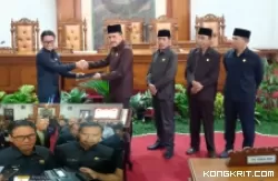 Penandatanganan Berita Acara dan Penyerahan LKPJ Tahun 2023 oleh Pj. Bupati Tulungagung kepada Ketua DPRD Tulungagung  yang disaksikan para Wakil Ketua dan peserta rapat paripurna (Insert: Pj. Bupati didampingi Sekdakab saat diwawancarai awak media)