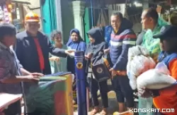 Pohon Tumbang Timpa Rumah Warga, Sekdako Pariaman Serahkan Bantuan kepada Korban