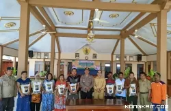 Kapolsek Boyolangu (tengah) usai menyalurkan bantuan paket beras kepada warga di desa Waung