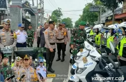 Kapolres Tulungagung bersama Dandim dan perwakilan Pj Bupati saat mengecek personel , sarana dan prasarana Ops Keselamatan Semeru 2024 (Insert : Kapolres Tulungagung AKBP Teuku Arsya Khadafi saat diwawancarai awak media)
