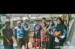 Remaja Masjid Bukit Gombak Sijunjung Bagikan Sembako kepada Empat Keluarga Miskin