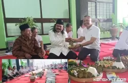 Kepala Dinas Pertanian Tulungagung memberikan potongan tumpeng kepada Pengasuh Ponpes Al Badru Alaina Insert : suasana Megengan di kantor Dinas Pertanian Tulungagung