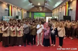 KBO Sat Resnarkoba Polres Tulungagung dan Kapolsek Boyolangu saat foto bersama dengan guru dan pelajar MAN 1 Tulungagung