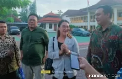 Caroline didampingi tim kuasa hukumnya saat diwawancarai awak media di halaman PN Tulungagung