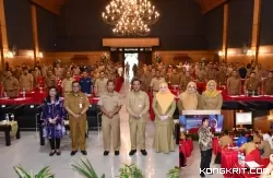 Sekdakab Tulungagung didampingi Kepala BRIDA Tulungagung saat foto bersama dengan narasumber Sosialisasi dan Bimtek IID / IGA  Insert: Salah satu Nara sumber saat memberikan materi kepada peserta Bimtek