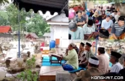 Warga desa Bandung saat menggelar tahlil kubro di TPU setempat