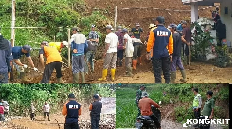 Warga masyarakat bergotong royong  membersihkan material longsor