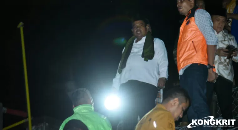 Bupati Suhatri Bur Tinjau Jembatan Batang Sani yang Amblas Akibat Hujan Deras
