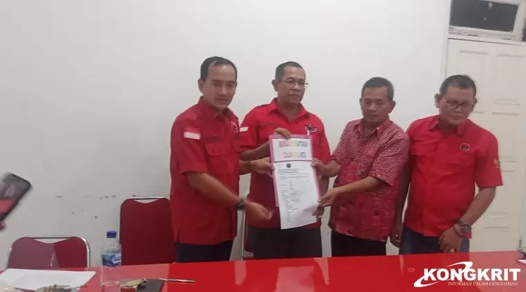 Iman Irdian Saragih, SE mendaftarkan diri sebagai calon Walikota Tebingtinggi Periode 2024-2029 di kantor DPC PDIP Kota Tebingtinggi