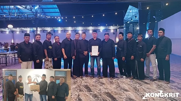Paguyuban Pencak Silat Tulungagung usai menandatangani Pakta Integritas Perguruan Pencak Silat. (Insert : Kasat Intelkam Polres Tulungagung saat menyerahkan bingkisan lebaran dari Kapolres Tulungagung kepada Ketua Paguyuban Pencak Silat)