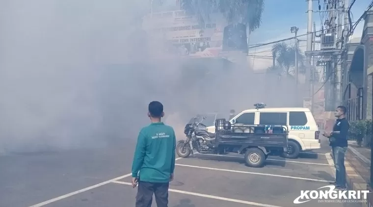 Kegiatan Fogging di halaman Mapolres Tulungagung