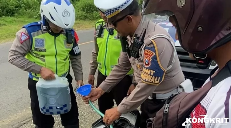 Anggota Satlantas Polres Tulungagung saat bantu pengendara motor yang kehabisan BBM di JLS