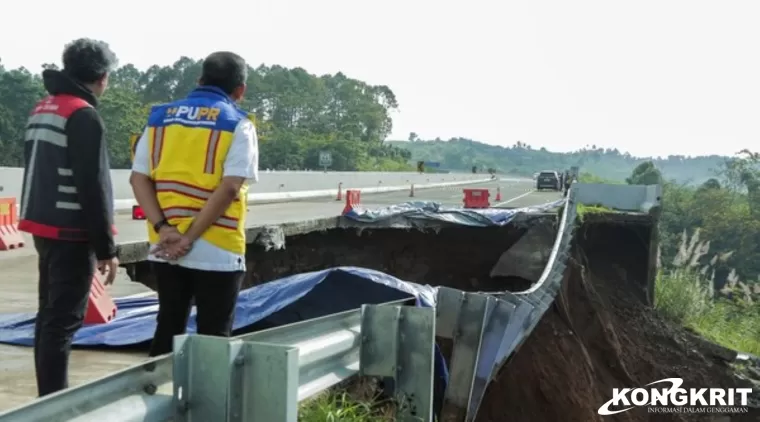 Tol Bocimi yang amblas akibat longsor. (Foto: detik.com)