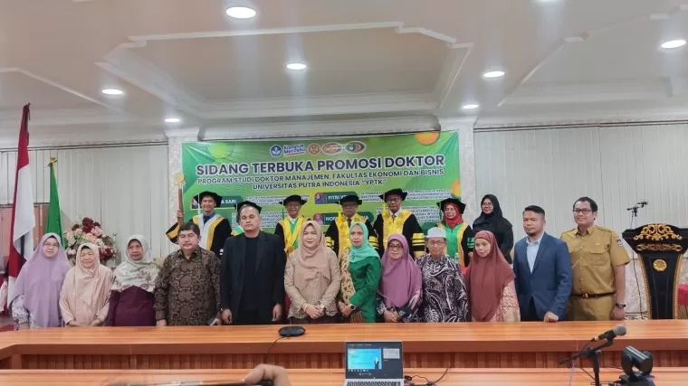 Laynita Sari berfoto bersama usai diwisuda sebagai Doktor di UPI YPTK Padang