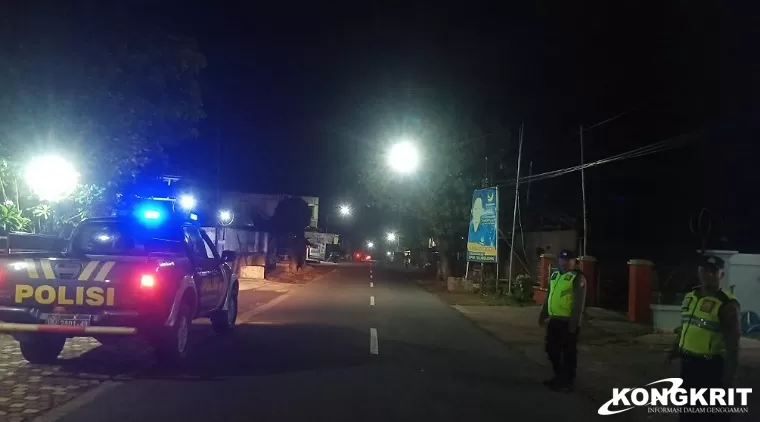 Personel jajaran Polres Tulungagung saat melaksanakan patroli di pemukiman yang ditinggal warganya mudik