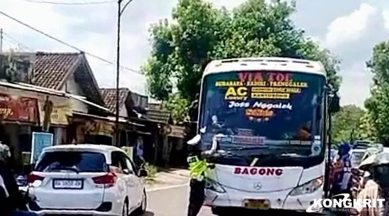 Petugas Satlantas Polres Tulungagung saat memberhentikan bus yang melawan arah