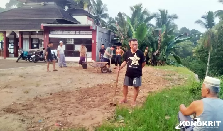 Tingkatkan Kebersamaan di Penghujung Ramadan, Jamaah Masjid Istiqomah Koto Tuo Sijunjung Laksanakan Goro Pagi