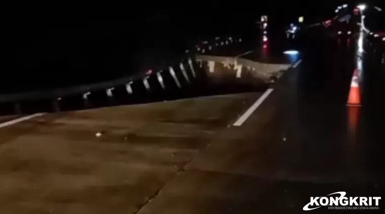 Tol Bocimi amblas akibat longsor pada Rabu malam, 3 April 2024. (Foto: Tatarmedia)