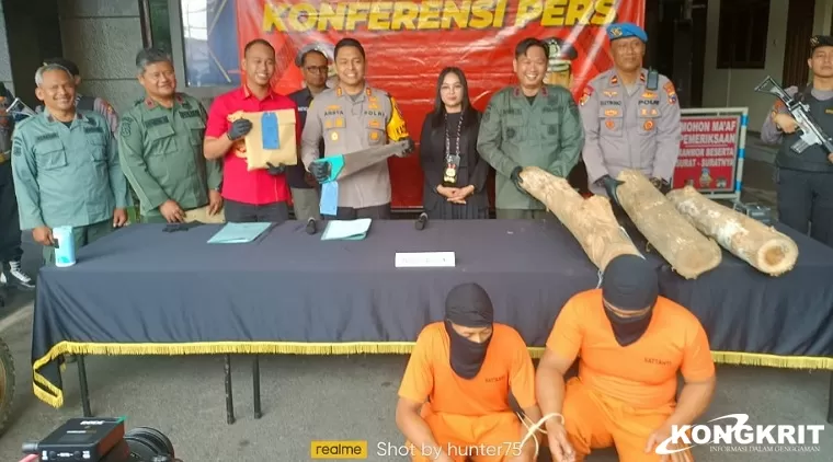 Kapolres Tulungagung bersama Kanit Pidsus dan Adm KPH Blitar tunjukan barang bukti kasus ilegal logging.