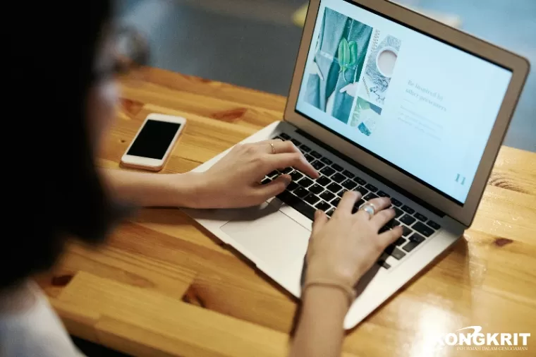 Ilustrasi mengerjakan tugas pada website penghasil uang Nusatalent (foto: Pexels/fauxels)