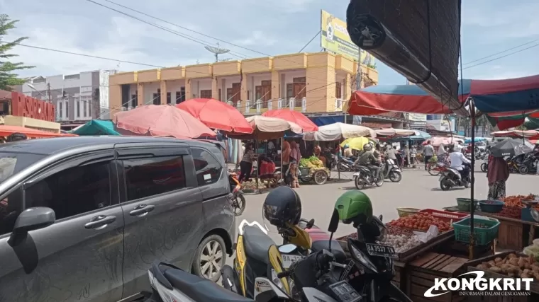 Pedagang Toko Meradang Penataan Pedagang Pasar Pagi di Kawasan Pasar Rakyat Pariaman Semerawut